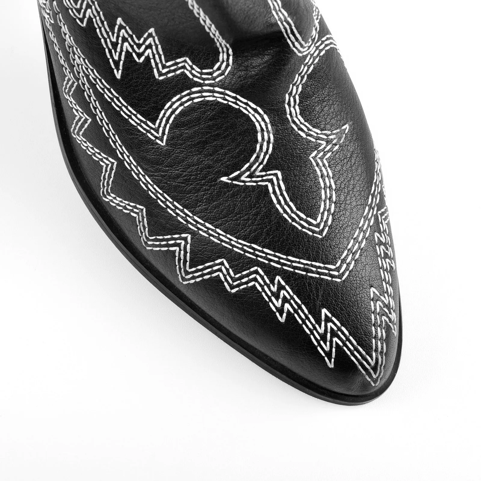 Embroidery Tapered Heel Western Boots