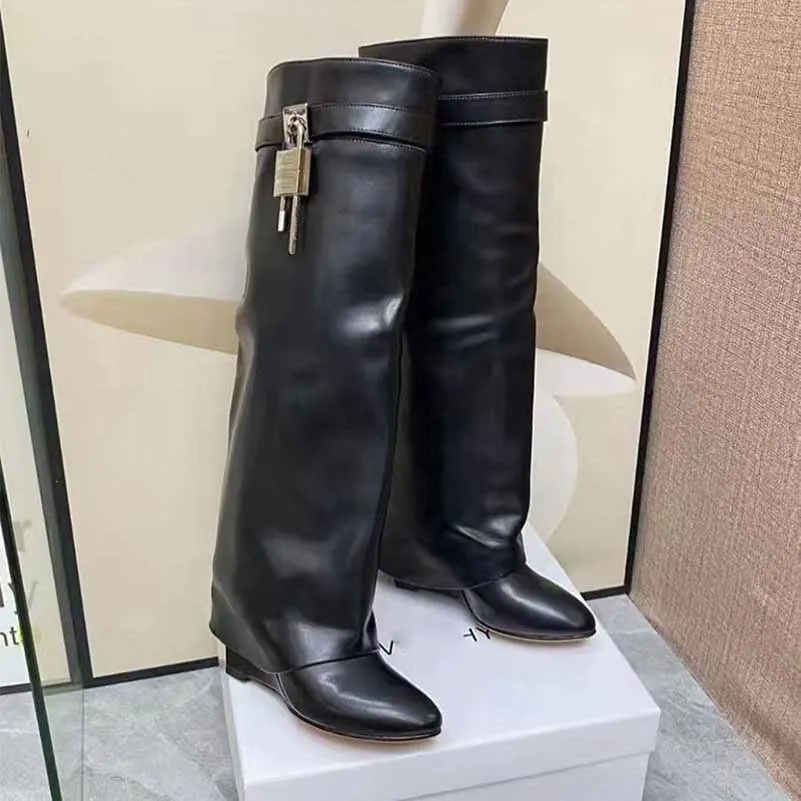 Women‘s Lock Detailed Leather Knee-High Boots